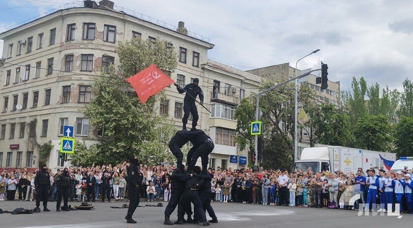 Сотрудники Министерства внутренних дел РФ по ЛНР провели показательные выступления в честь 80-летия Победы в Великой Отечественной войне в луганском сквере имени Героев «Молодой Гвардии». Об этом с места события передает... Сотрудники Министерства внутренних дел РФ по ЛНР провели показательные выступления в честь 80-летия Победы в Великой Отечественной войне в луганском сквере имени Героев «Молодой Гвардии». Об этом с места события передает...