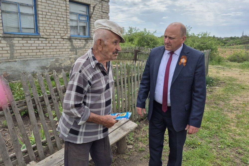 В селе Медвежанка адресно поздравили с Днём Победы участников и детей войны В селе Медвежанка адресно поздравили с Днём Победы участников и детей войны