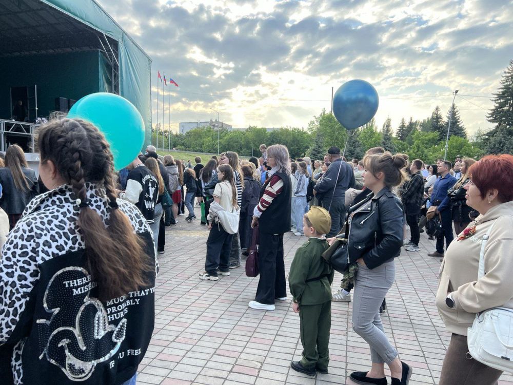 Вечерняя программа Дня Победы в Стаханове: праздничный концерт собрал горожан в парке «Горняк» Вечерняя программа Дня Победы в Стаханове: праздничный концерт собрал горожан в парке «Горняк»
