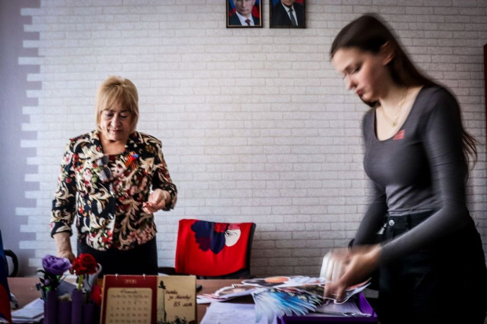 Активисты движения совместно с администрацией Станично-Луганского мо участвуют в акции "Окна победы" Активисты движения совместно с администрацией Станично-Луганского мо участвуют в акции "Окна победы"