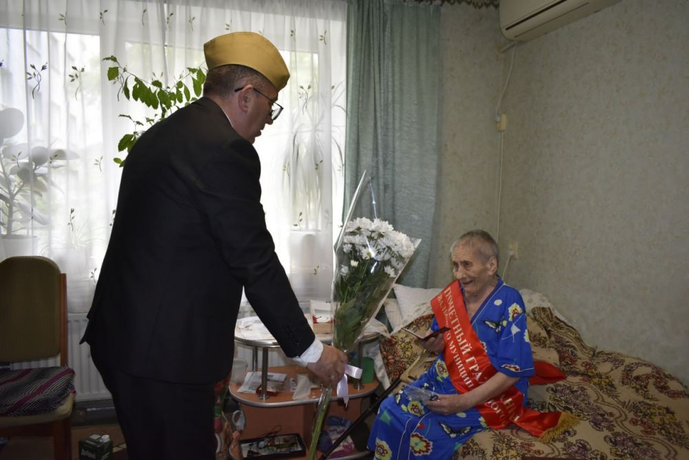 Глава Перевальского муниципального округа ЛНР Виталий Михайлов посетил на дому ветеранов Великой Отечественной войны, проживающих в Перевальске, чтобы лично вручить им удостоверения и дипломы о присвоении звания «Почетный... Глава Перевальского муниципального округа ЛНР Виталий Михайлов посетил на дому ветеранов Великой Отечественной войны, проживающих в Перевальске, чтобы лично вручить им удостоверения и дипломы о присвоении звания «Почетный...