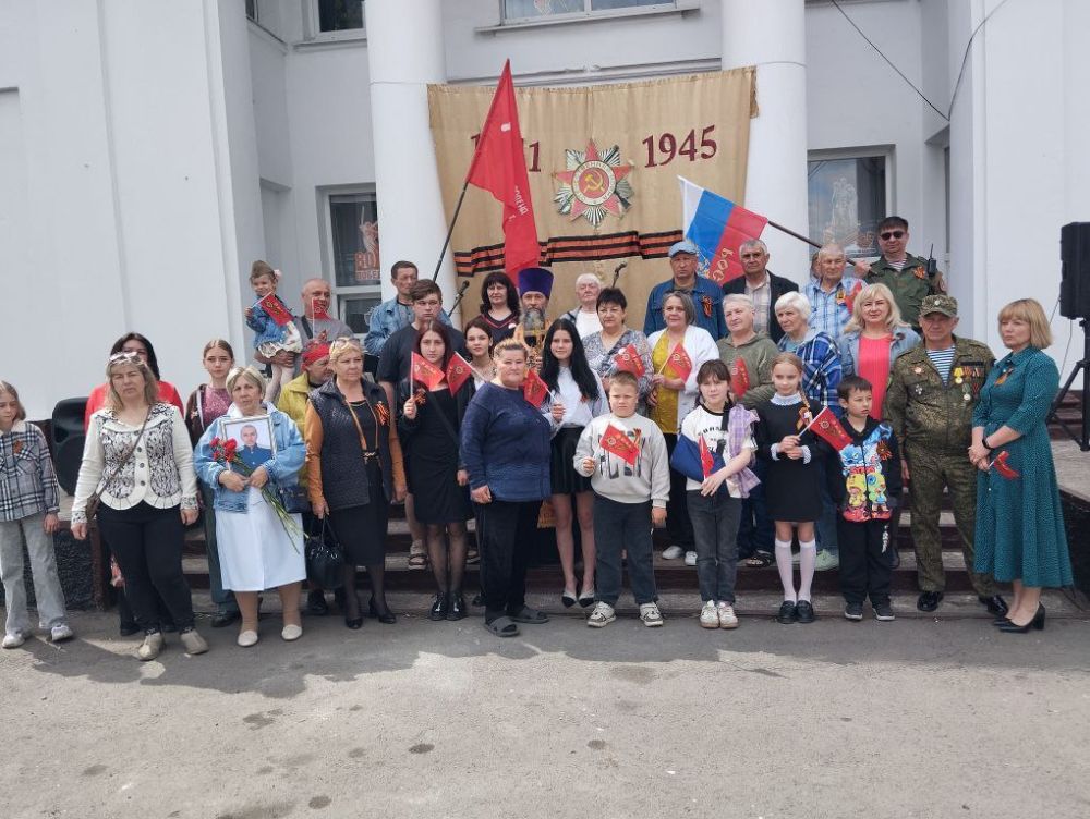 9 мая на главной площади микрорайона Алмазный возле ДК им. Шевченко с самого утра звучали, подготовленные культработниками поздравления с праздником и песни Великой Победы 9 мая на главной площади микрорайона Алмазный возле ДК им. Шевченко с самого утра звучали, подготовленные культработниками поздравления с праздником и песни Великой Победы