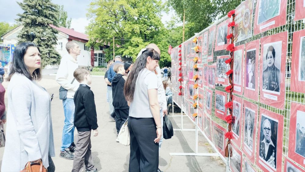 Сегодня в Парке культуры и отдыха им. Героев города Ровеньки состоялось открытие передвижной выставки «Нам 41-й не забыть, нам 45-й славить!», посвящённой подвигу советского народа в Великой Отечественной войне Сегодня в Парке культуры и отдыха им. Героев города Ровеньки состоялось открытие передвижной выставки «Нам 41-й не забыть, нам 45-й славить!», посвящённой подвигу советского народа в Великой Отечественной войне