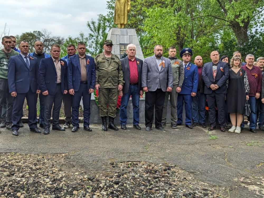 Поклонимся великим тем годам Поклонимся великим тем годам