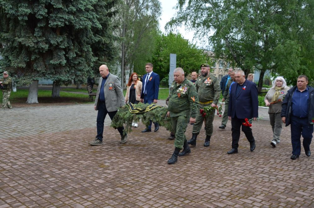 ДЕНЬ ПОБЕДЫ! Возложение цветов к Мемориалу «Памятник воинам – землякам» ДЕНЬ ПОБЕДЫ! Возложение цветов к Мемориалу «Памятник воинам – землякам»