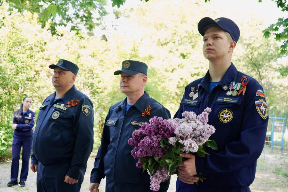 Спасибо за Победу!. В День Победы добровольцы Луганского регионального отделения ВСКС и студенты Института гражданской защиты подготовили для ветеранов Великой Отечественной Войны торжественный марш под их окнами Спасибо за Победу!. В День Победы добровольцы Луганского регионального отделения ВСКС и студенты Института гражданской защиты подготовили для ветеранов Великой Отечественной Войны торжественный марш под их окнами