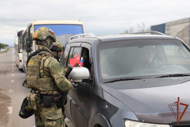 В ЛНР росгвардейцы подняли Знамя Победы и флаг Росгвардии над местами несения боевой службы В ЛНР росгвардейцы подняли Знамя Победы и флаг Росгвардии над местами несения боевой службы