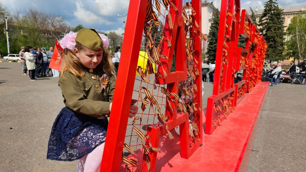 Победа объединяет. Акция «Тысяча сердец», объявленная в Алчевске по инициативе ООО «ЮГМК», подхвачена горожанами Победа объединяет. Акция «Тысяча сердец», объявленная в Алчевске по инициативе ООО «ЮГМК», подхвачена горожанами