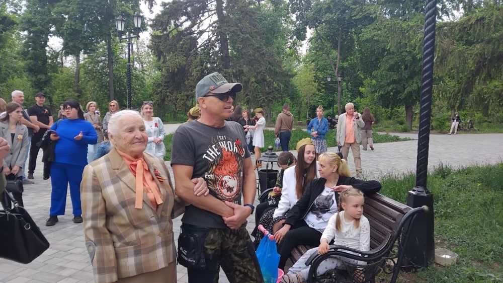 В рамках празднования 80-летия Победы в Великой Отечественной войне в парке культуры и отдыха имени Победы для антрацитовцев была организована концертная программа В рамках празднования 80-летия Победы в Великой Отечественной войне в парке культуры и отдыха имени Победы для антрацитовцев была организована концертная программа