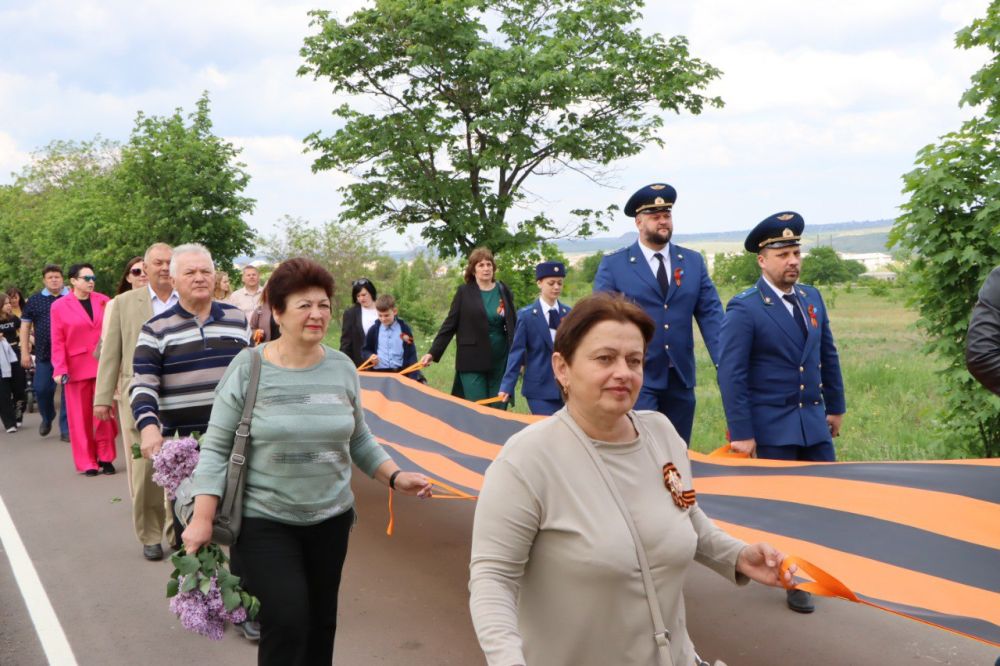Евгений Бондарь: 9 мая, в 80-ю годовщину Победы, вместе с жителями Лутугинщины и гостями нашего округа присоединились к пешей акции партии «Единая Россия» «80 тысяч шагов к Великой Победе», отдав дань памяти непростому пути... Евгений Бондарь: 9 мая, в 80-ю годовщину Победы, вместе с жителями Лутугинщины и гостями нашего округа присоединились к пешей акции партии «Единая Россия» «80 тысяч шагов к Великой Победе», отдав дань памяти непростому пути...