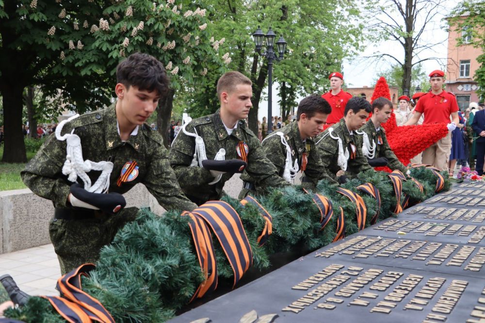 После торжественного мероприятия состоялось возложение цветов к священному месту – Братской могиле партизан и подпольщиков, погибших в годы Великой Отечественной войны После торжественного мероприятия состоялось возложение цветов к священному месту – Братской могиле партизан и подпольщиков, погибших в годы Великой Отечественной войны