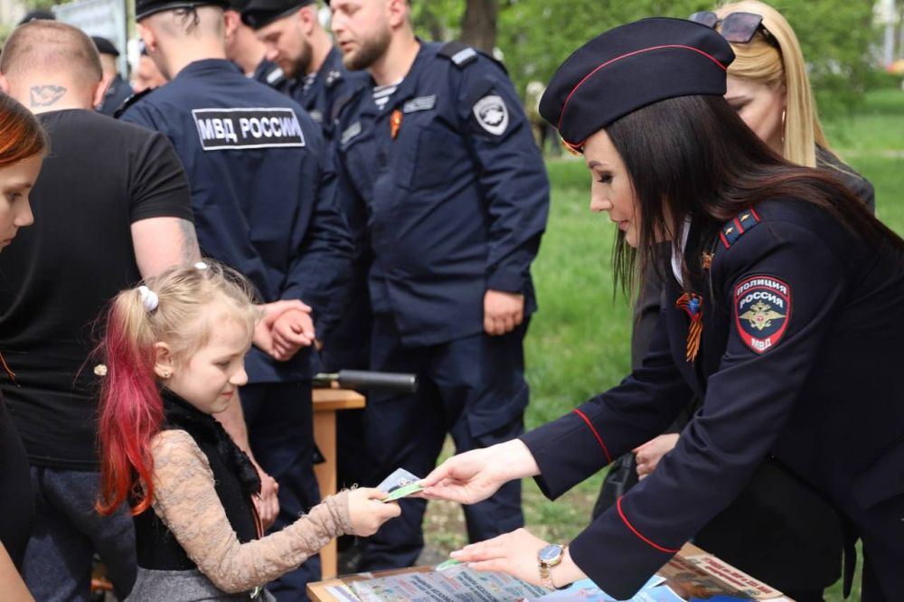 В сквере имени Героев «Молодой гвардии» в День Победы прошла выставка подразделений регионального МВД В сквере имени Героев «Молодой гвардии» в День Победы прошла выставка подразделений регионального МВД