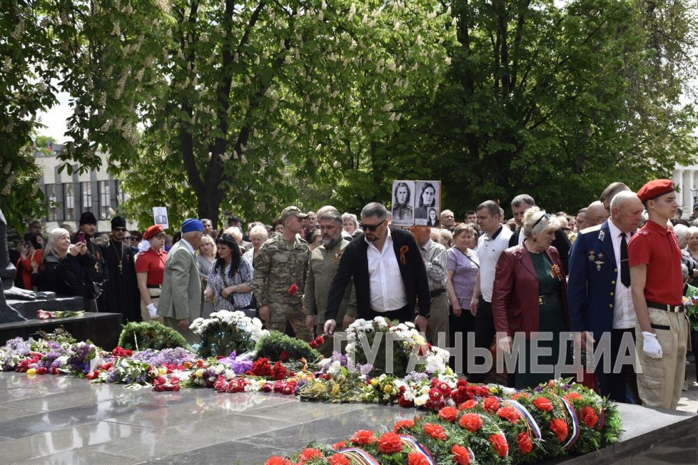 В Антрацитовском муниципальном округе состоялся торжественный митинг «Салют и слава годовщине навеки памятного дня» В Антрацитовском муниципальном округе состоялся торжественный митинг «Салют и слава годовщине навеки памятного дня»