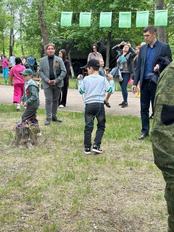 Краснодон присоединился к патриотической акции "Память и гордость" Краснодон присоединился к патриотической акции "Память и гордость"