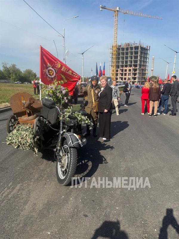 Автопробег в Луганске по случаю Дня Великой Победы Автопробег в Луганске по случаю Дня Великой Победы