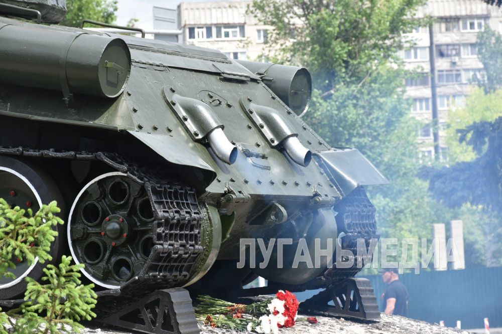 Глава ЛНР Леонид Пасечник посетил торжественный запуск двигателя танка Великой Победы Т-34 имени лейтенанта Ивана Кисенко, установленного на постаменте в районе Острой Могилы Глава ЛНР Леонид Пасечник посетил торжественный запуск двигателя танка Великой Победы Т-34 имени лейтенанта Ивана Кисенко, установленного на постаменте в районе Острой Могилы