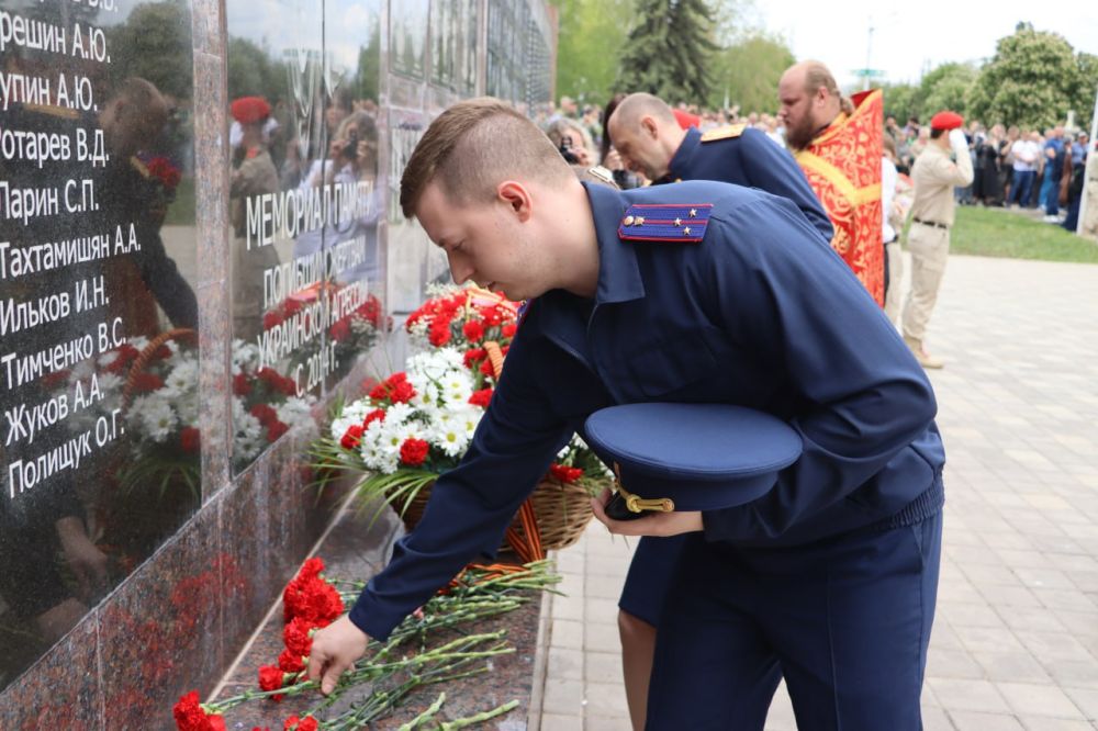 Сколько бы ни прошло времени, значение подвига нашего народа в той страшной войне никогда не уменьшится, и слава героев тех времён тоже не померкнет Сколько бы ни прошло времени, значение подвига нашего народа в той страшной войне никогда не уменьшится, и слава героев тех времён тоже не померкнет