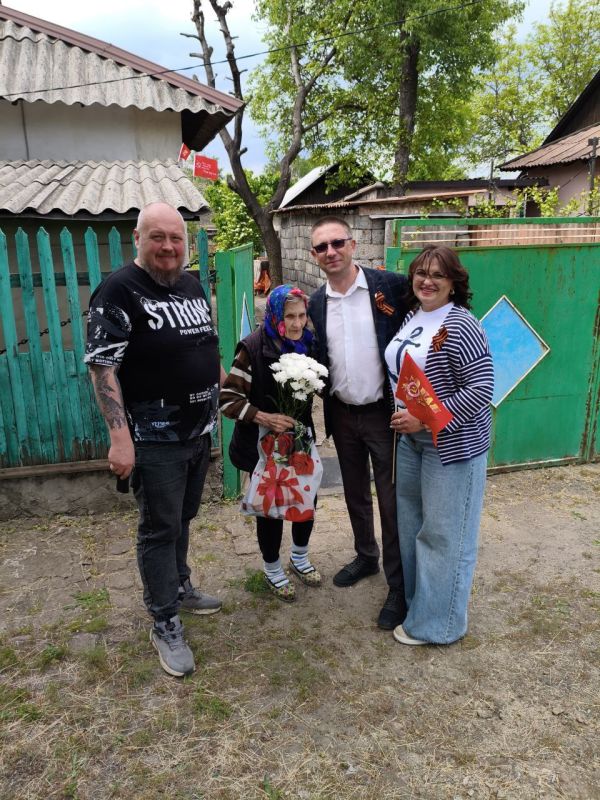 Член Общественной палаты ЛНР Александр Бурлаков с семьёй, 9 мая поздравил ветеранов Лутугинского района с 80 летием Победы!!! Член Общественной палаты ЛНР Александр Бурлаков с семьёй, 9 мая поздравил ветеранов Лутугинского района с 80 летием Победы!!!