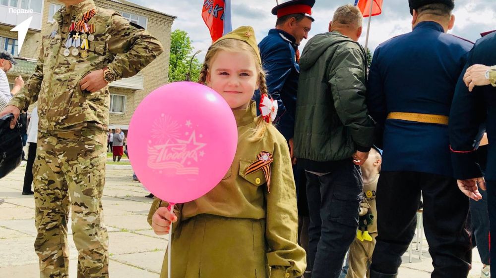 Победа навсегда в сердцах. В день Великой Победы жители города Ровеньки получили в подарок воздушные шары от активистов Движения Первых Это символ радости, надежды и памяти о героическом прошлом Пусть мгновения радости и... Победа навсегда в сердцах. В день Великой Победы жители города Ровеньки получили в подарок воздушные шары от активистов Движения Первых Это символ радости, надежды и памяти о героическом прошлом Пусть мгновения радости и...
