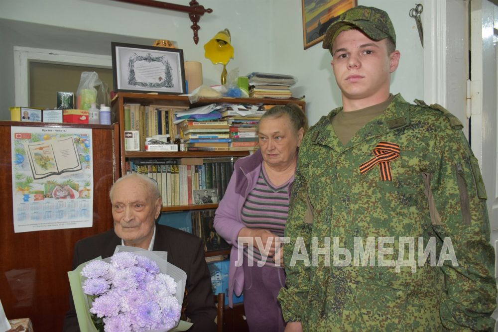 В Новопскове ветерану Великой Отечественной войны Спиридону Афанасьевичу Гнилобокову по поручению Президента Российской Федерации Владимира Владимировича Путина было вручено адресное поздравление с Днем Победы! В Новопскове ветерану Великой Отечественной войны Спиридону Афанасьевичу Гнилобокову по поручению Президента Российской Федерации Владимира Владимировича Путина было вручено адресное поздравление с Днем Победы!