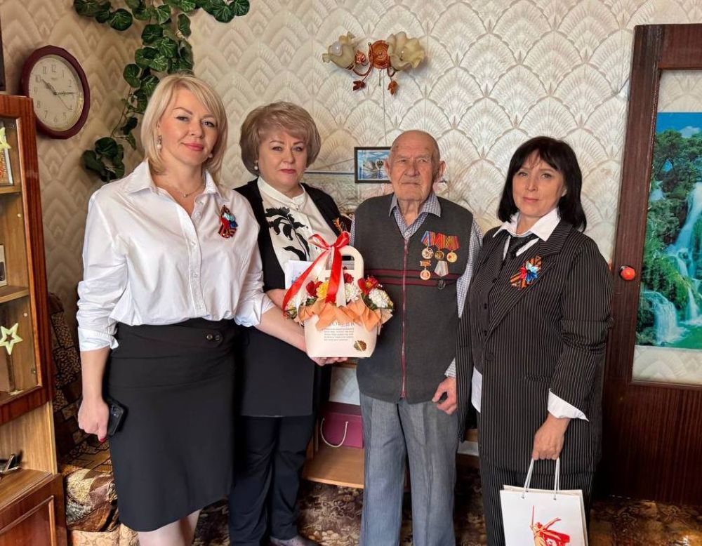 В знаменательный день 9 мая, в день 80-летия со дня Великой Победы, Глава городского округа муниципальное образование городской округ город Красный Луч Сергей Соловьев вместе с заместителями навестили почетных граждан... В знаменательный день 9 мая, в день 80-летия со дня Великой Победы, Глава городского округа муниципальное образование городской округ город Красный Луч Сергей Соловьев вместе с заместителями навестили почетных граждан...