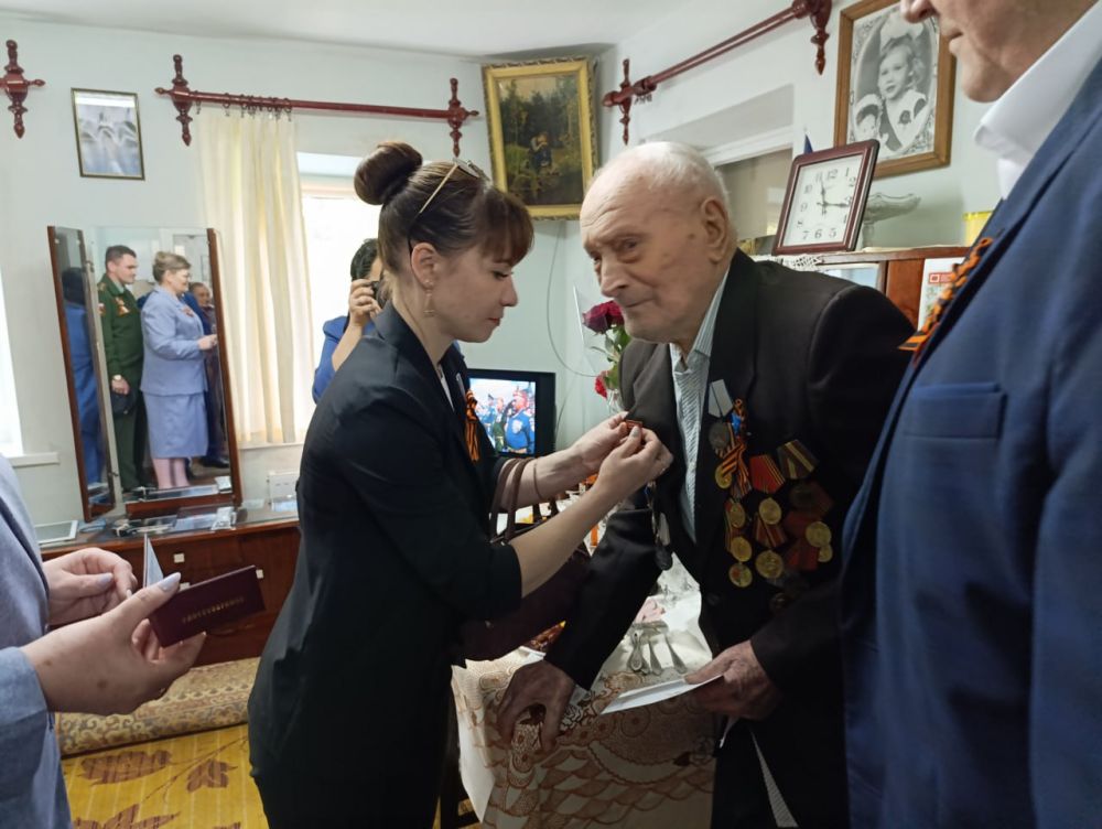 Виктория Кайдалова: Сегодня, в знаменательный день, когда мы отмечаем 80-летие Великой Победы, наша делегация с особой гордостью и уважением посетила ветерана Великой Отечественной войны Спиридона Афанасьевича Гнилобокова Виктория Кайдалова: Сегодня, в знаменательный день, когда мы отмечаем 80-летие Великой Победы, наша делегация с особой гордостью и уважением посетила ветерана Великой Отечественной войны Спиридона Афанасьевича Гнилобокова