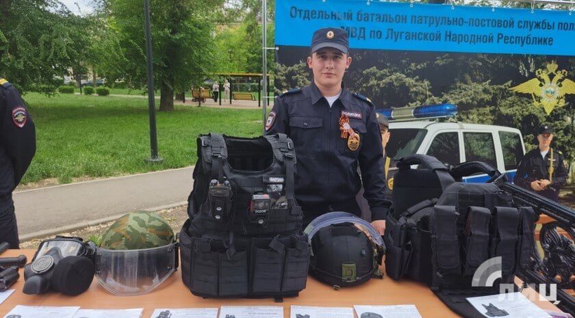Сотрудники Министерства внутренних дел РФ по ЛНР провели показательные выступления в честь 80-летия Победы в Великой Отечественной войне в луганском сквере имени Героев «Молодой Гвардии». Об этом с места события передает... Сотрудники Министерства внутренних дел РФ по ЛНР провели показательные выступления в честь 80-летия Победы в Великой Отечественной войне в луганском сквере имени Героев «Молодой Гвардии». Об этом с места события передает...