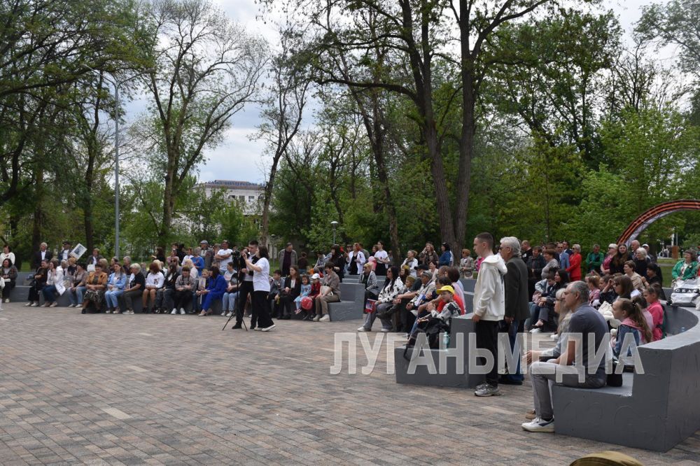 Массовые народные гуляния прошли 9 Мая в Краснодонском городском парке культуры и отдыха им. «Молодой гвардии» Массовые народные гуляния прошли 9 Мая в Краснодонском городском парке культуры и отдыха им. «Молодой гвардии»