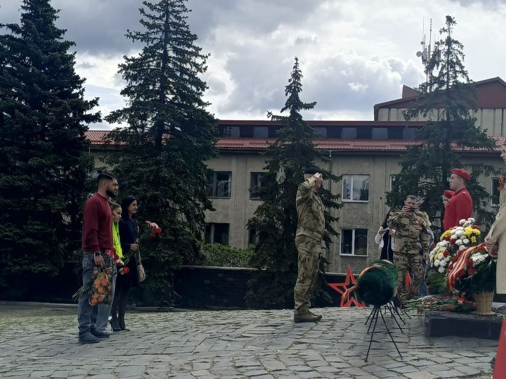 Сегодня торжественный митинг собрал ровенчан, чтобы отдать дань памяти всем тем, кто защищал нашу страну в годы Великой Отечественной войны на фронте и в тылу, тем, кто восстанавливал страну в послевоенные годы, и, конечно... Сегодня торжественный митинг собрал ровенчан, чтобы отдать дань памяти всем тем, кто защищал нашу страну в годы Великой Отечественной войны на фронте и в тылу, тем, кто восстанавливал страну в послевоенные годы, и, конечно...