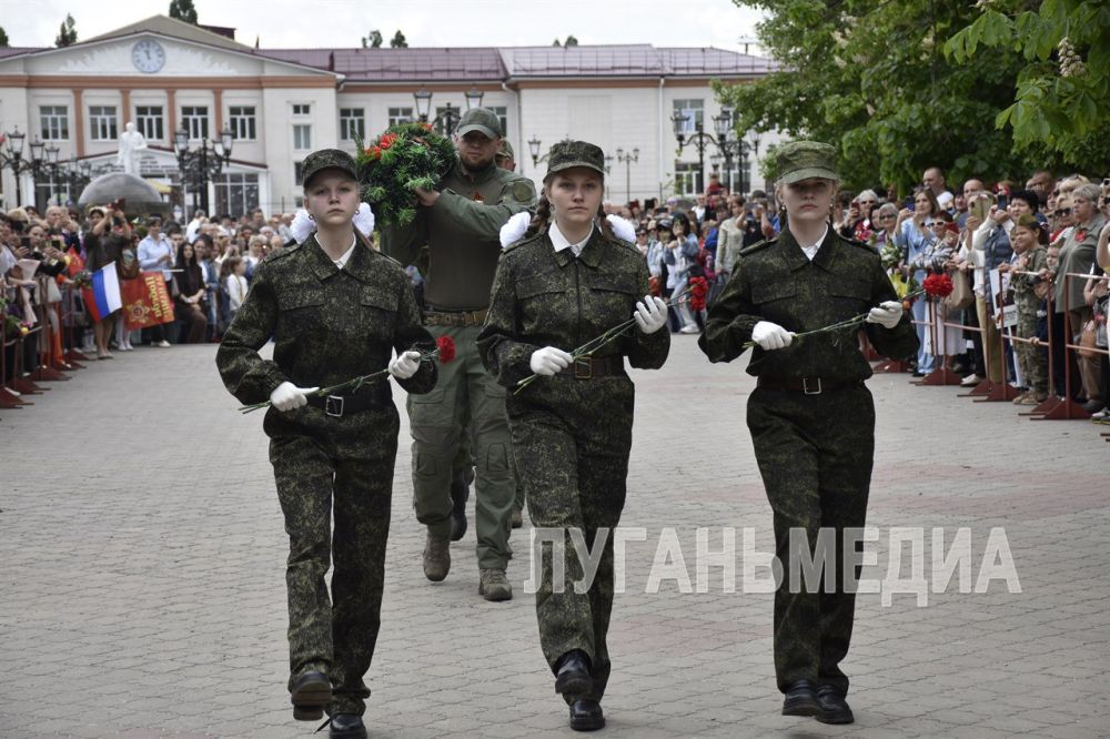 В Антрацитовском муниципальном округе состоялся торжественный митинг «Салют и слава годовщине навеки памятного дня» В Антрацитовском муниципальном округе состоялся торжественный митинг «Салют и слава годовщине навеки памятного дня»