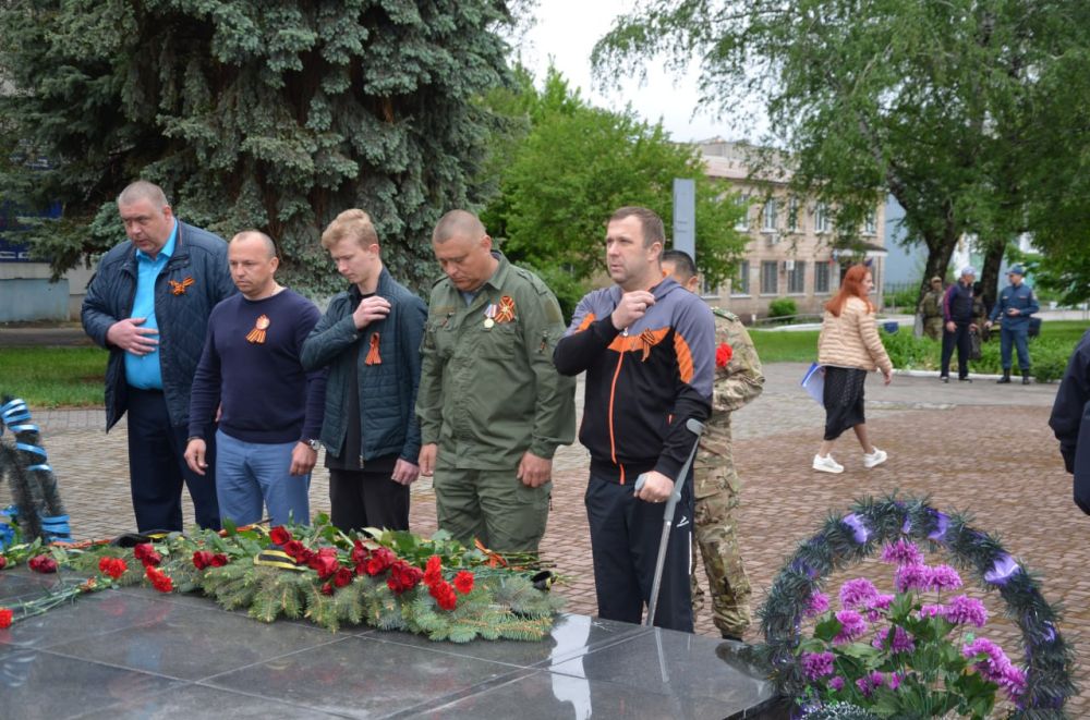 ДЕНЬ ПОБЕДЫ! Возложение цветов к Мемориалу «Памятник воинам – землякам» ДЕНЬ ПОБЕДЫ! Возложение цветов к Мемориалу «Памятник воинам – землякам»