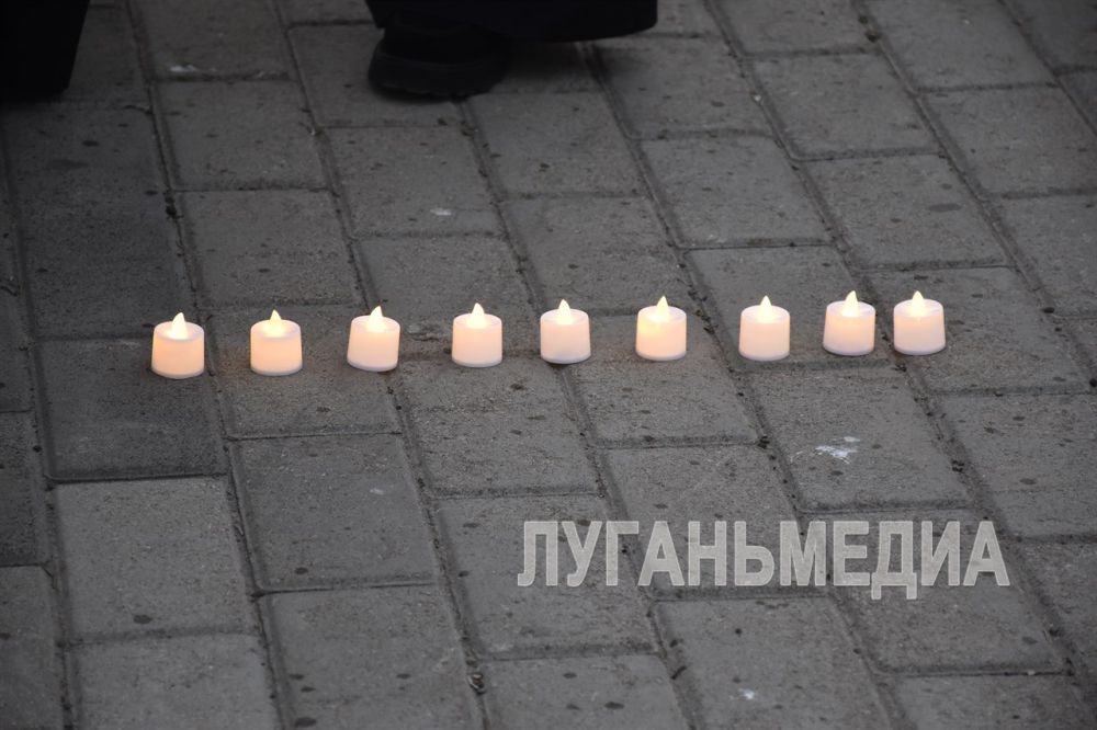 В Краснодоне праздничный день завершился концертом и акцией «Свеча памяти» В Краснодоне праздничный день завершился концертом и акцией «Свеча памяти»