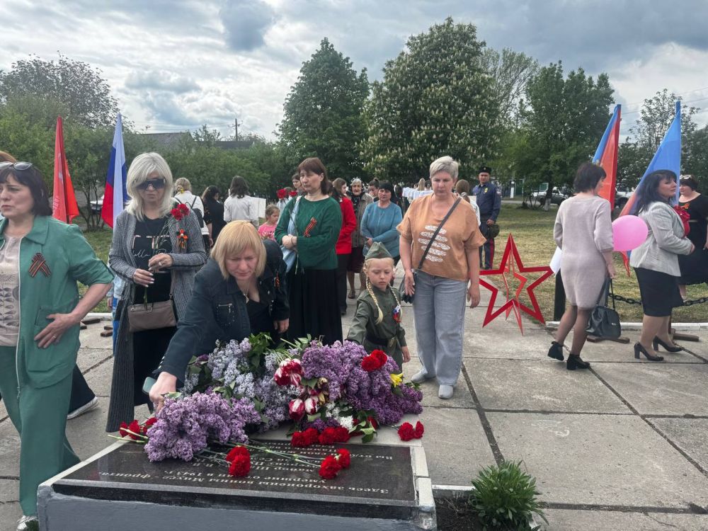 В пгт Большекаменка у памятника Великой Отечественной войны состоялся торжественный митинг, приуроченный к 80–й годовщине Победы в Великой Отечественной войне В пгт Большекаменка у памятника Великой Отечественной войны состоялся торжественный митинг, приуроченный к 80–й годовщине Победы в Великой Отечественной войне