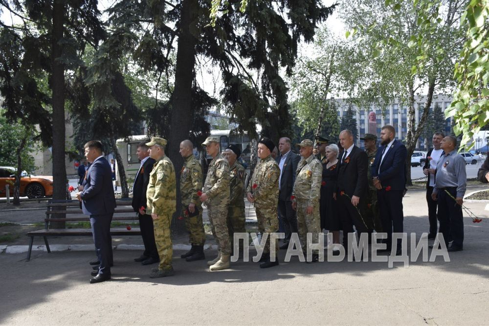 В Антрацитовском муниципальном округе в честь 80-летия великой Победы жители муниципалитета возложили цветы к памятным местам В Антрацитовском муниципальном округе в честь 80-летия великой Победы жители муниципалитета возложили цветы к памятным местам