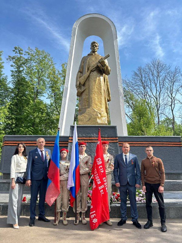 Ко всем мемориалам Луганска прошло одновременное возложение цветов Ко всем мемориалам Луганска прошло одновременное возложение цветов