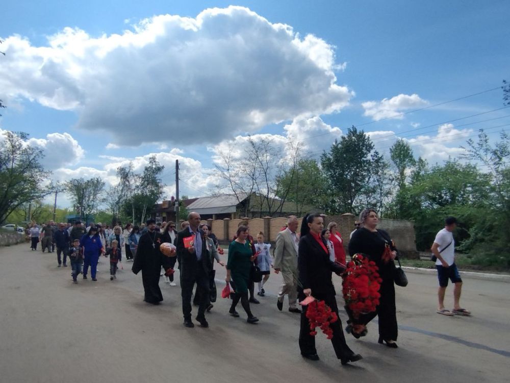 В поселке Краснодон активисты, сторонники и депутаты Партии «ЕДИНАЯ РОССИЯ» организовали пешую акцию «80 тысяч шагов к Великой Победе» В поселке Краснодон активисты, сторонники и депутаты Партии «ЕДИНАЯ РОССИЯ» организовали пешую акцию «80 тысяч шагов к Великой Победе»