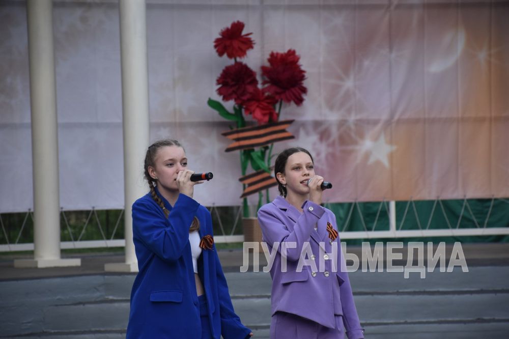 В Краснодоне праздничный день завершился концертом и акцией «Свеча памяти» В Краснодоне праздничный день завершился концертом и акцией «Свеча памяти»