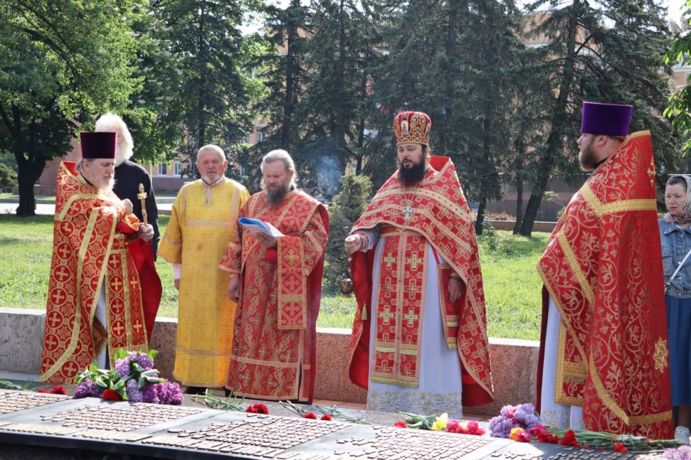 Череда праздничных мероприятий, посвященных юбилею Победы в Великой Отечественной войне, в Стаханове началась с торжественного богослужения за дарование Победы в Великой Отечественной войне, который отслужил архимандрит... Череда праздничных мероприятий, посвященных юбилею Победы в Великой Отечественной войне, в Стаханове началась с торжественного богослужения за дарование Победы в Великой Отечественной войне, который отслужил архимандрит...