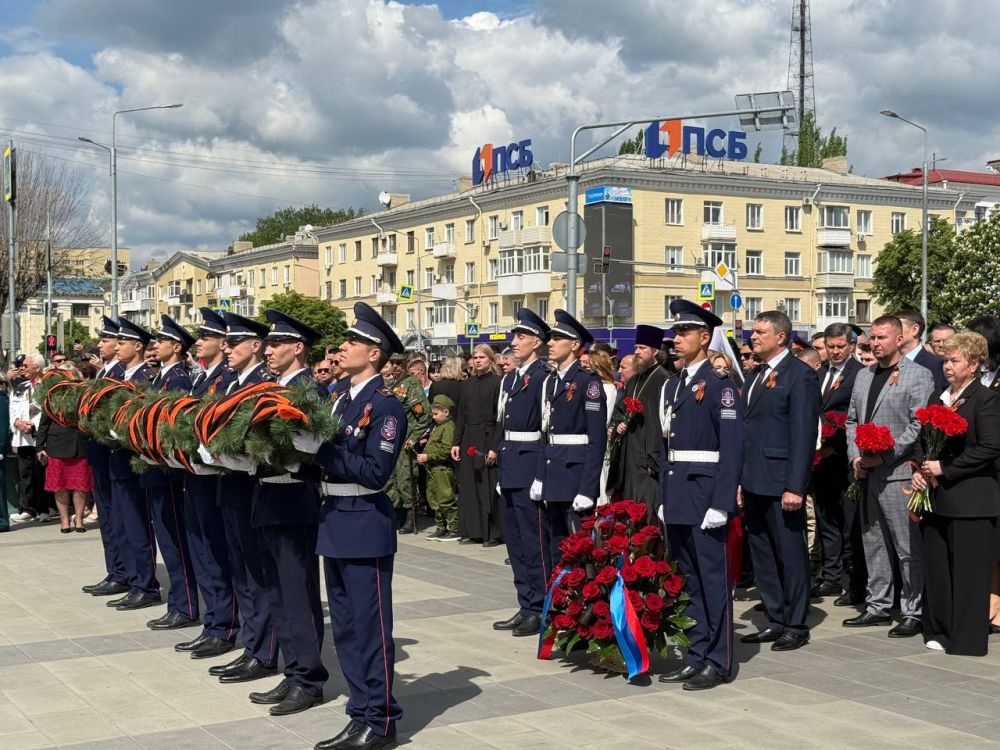 Дарья Лантратова: С Главой Республики Леонидом Пасечником, коллегой сенатором Ольгой Бас, председателем Правительства ЛНР Егором Ковальчуком возложили цветы к Пилону Славы и Могиле Неизвестного Солдата Дарья Лантратова: С Главой Республики Леонидом Пасечником, коллегой сенатором Ольгой Бас, председателем Правительства ЛНР Егором Ковальчуком возложили цветы к Пилону Славы и Могиле Неизвестного Солдата