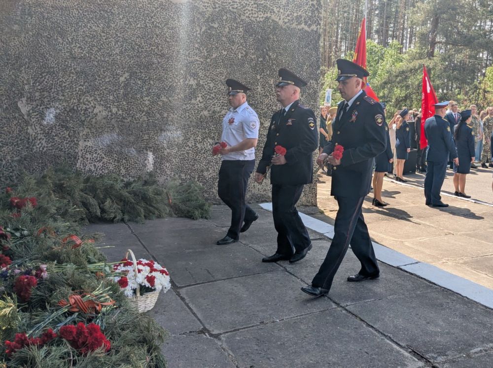 Владимир Чернев: Сегодня на мемориальном комплексе в честь воинских соединений, освободивших Старобельск, прошла торжественная церемония возложения цветов ко Дню Победы Владимир Чернев: Сегодня на мемориальном комплексе в честь воинских соединений, освободивших Старобельск, прошла торжественная церемония возложения цветов ко Дню Победы