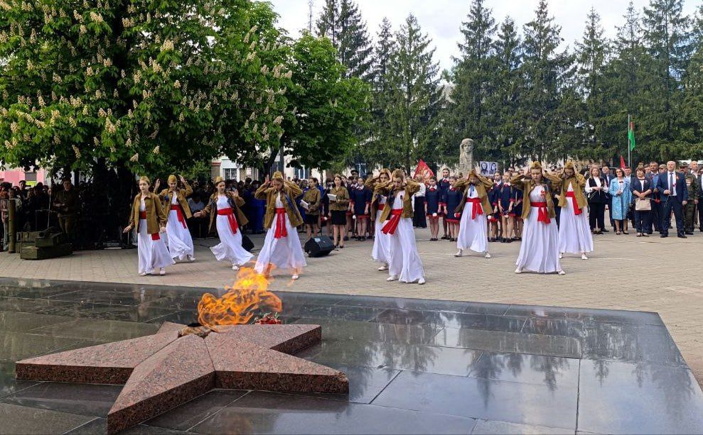 В Антраците на площади мемориального комплекса «Вечный огонь» состоялся торжественный митинг «Салют и слава годовщине навеки памятного дня» В Антраците на площади мемориального комплекса «Вечный огонь» состоялся торжественный митинг «Салют и слава годовщине навеки памятного дня»