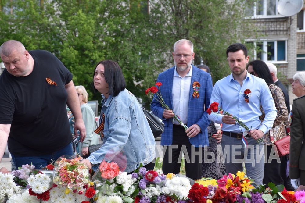 На площади Боевой Славы города Первомайска состоялась церемония возложения цветов и венков к Братской могиле Советских воинов и стеле «Герои – земляки», посвященная 80-й годовщине Победы в Великой Отечественной войне На площади Боевой Славы города Первомайска состоялась церемония возложения цветов и венков к Братской могиле Советских воинов и стеле «Герои – земляки», посвященная 80-й годовщине Победы в Великой Отечественной войне