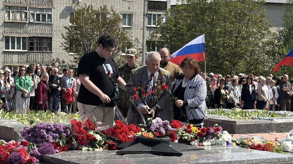 Сергей Колягин: В этом году в городе Первомайске церемония возложения цветов к Братской могиле советских воинов, расположенной на площади Боевой Славы, была особенной, и не только потому, что сегодня 80-я годовщина со Дня... Сергей Колягин: В этом году в городе Первомайске церемония возложения цветов к Братской могиле советских воинов, расположенной на площади Боевой Славы, была особенной, и не только потому, что сегодня 80-я годовщина со Дня...