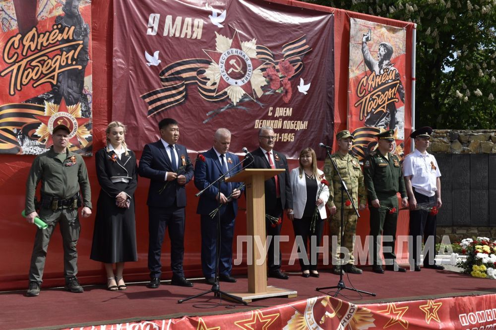 В Антрацитовском муниципальном округе состоялся торжественный митинг «Салют и слава годовщине навеки памятного дня» В Антрацитовском муниципальном округе состоялся торжественный митинг «Салют и слава годовщине навеки памятного дня»