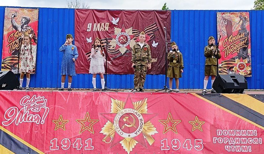 В Антраците, в день 80-летия Победы в Великой Отечественной войне, возле ДК им. Ленина прошел праздничный концерт В Антраците, в день 80-летия Победы в Великой Отечественной войне, возле ДК им. Ленина прошел праздничный концерт