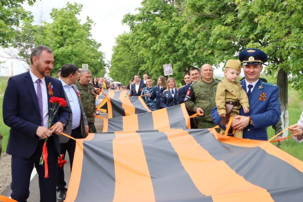 Евгений Бондарь: 9 мая, в 80-ю годовщину Победы, вместе с жителями Лутугинщины и гостями нашего округа присоединились к пешей акции партии «Единая Россия» «80 тысяч шагов к Великой Победе», отдав дань памяти непростому пути... Евгений Бондарь: 9 мая, в 80-ю годовщину Победы, вместе с жителями Лутугинщины и гостями нашего округа присоединились к пешей акции партии «Единая Россия» «80 тысяч шагов к Великой Победе», отдав дань памяти непростому пути...