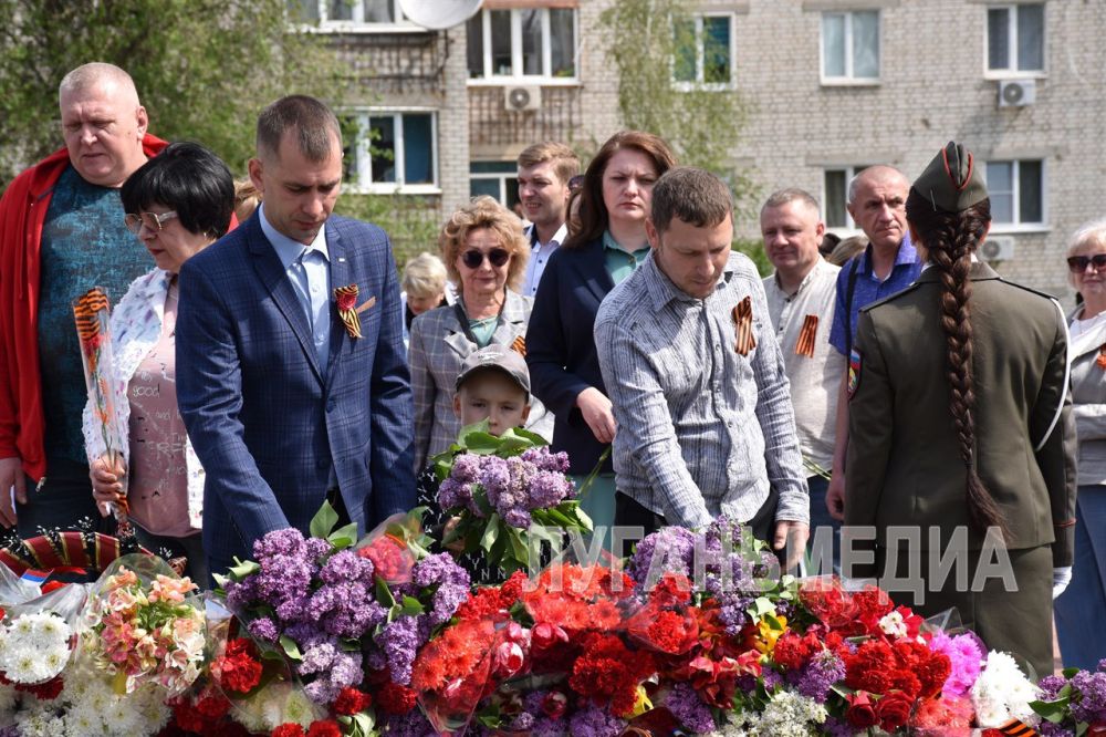 На площади Боевой Славы города Первомайска состоялась церемония возложения цветов и венков к Братской могиле Советских воинов и стеле «Герои – земляки», посвященная 80-й годовщине Победы в Великой Отечественной войне На площади Боевой Славы города Первомайска состоялась церемония возложения цветов и венков к Братской могиле Советских воинов и стеле «Герои – земляки», посвященная 80-й годовщине Победы в Великой Отечественной войне