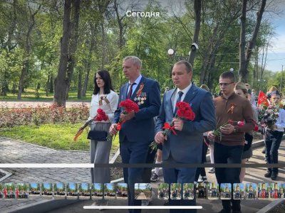Ко всем мемориалам Луганска прошло одновременное возложение цветов Ко всем мемориалам Луганска прошло одновременное возложение цветов