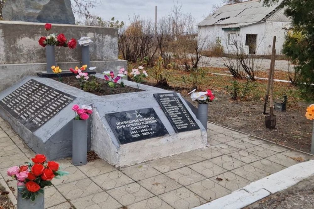 "Ради будущей жизни". Памятник погибшим воинам при Освобождении поселка Тошковка "Ради будущей жизни". Памятник погибшим воинам при Освобождении поселка Тошковка