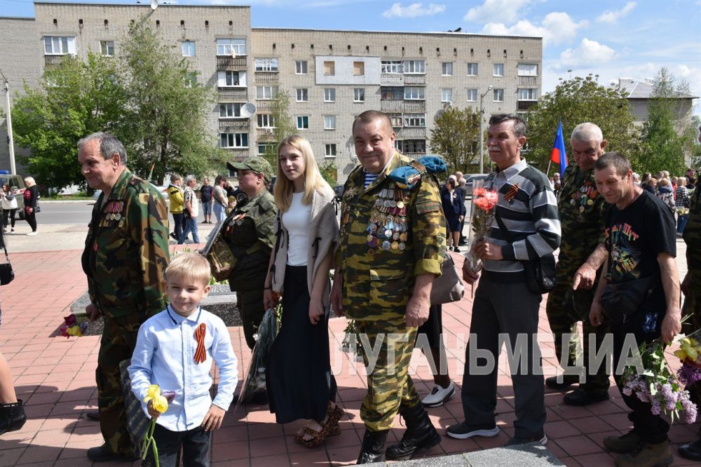 На площади Боевой Славы города Первомайска состоялась церемония возложения цветов и венков к Братской могиле Советских воинов и стеле «Герои – земляки», посвященная 80-й годовщине Победы в Великой Отечественной войне На площади Боевой Славы города Первомайска состоялась церемония возложения цветов и венков к Братской могиле Советских воинов и стеле «Герои – земляки», посвященная 80-й годовщине Победы в Великой Отечественной войне